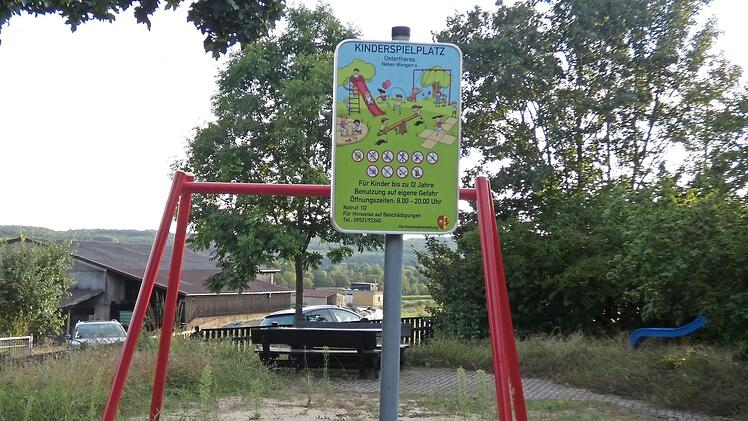 Der zurzeit gesperrte Spielplatz Wengert in Untertheres soll unter Bürgerbeteiligung zu einem multifunktionalen Mehrgenerationenspielplatz werden. Ein Verkauf des Grundstückes als Bauplatz ist somit vom Tisch. Zahlreiche Bürger hatten mit ihren Unterschriften für einen Spielplatz geworben.