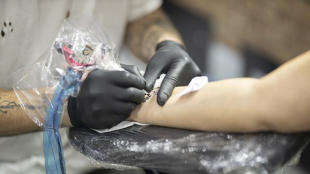 Symbolbild: Tattoo, Studie, Gesundheit