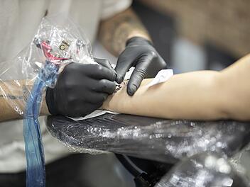 Symbolbild: Tattoo, Studie, Gesundheit
