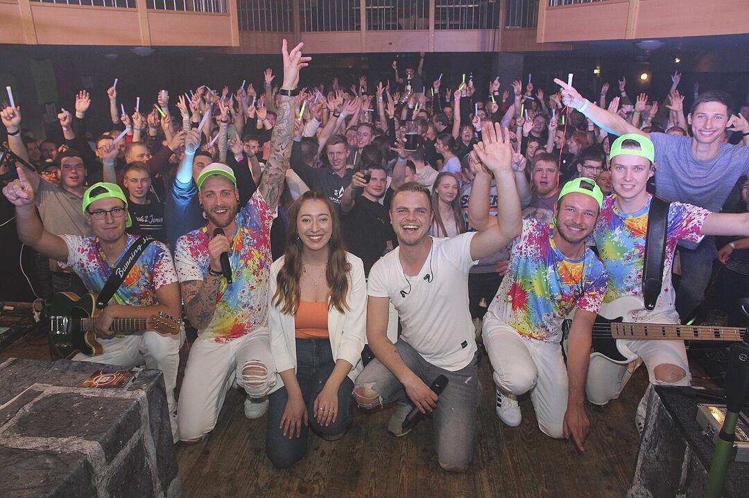 Die Partyband "Power" heizte ordentlich ein.