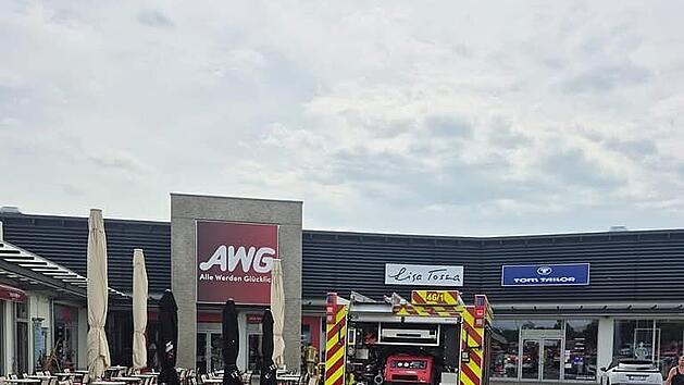 Gro&szlig;einsatz in Lichtenfels: Brand in Einkaufszentrum fordert Verletzte