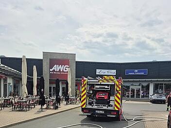 Großeinsatz in Lichtenfels: Brand in Einkaufszentrum fordert Verletzte