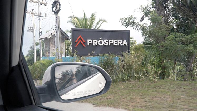 In die Privatstadt Pr&oacute;spera kommt man nur mit einem Besucherausweis. Private und bewaffnete Sicherheitskr&auml;fte kontrollieren.