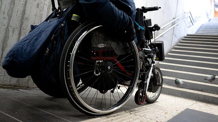 Rollstuhlfahrer haben es an Bahnh&ouml;fen nicht leicht&nbsp;&ndash; zum Beispiel wenn Aufz&uuml;ge ausfallen (Symbolbild).