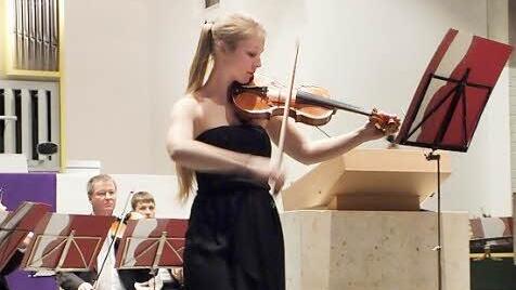 Katharina Fröhlich begeisterte an der Violine.  Fotos: Manfred Welker