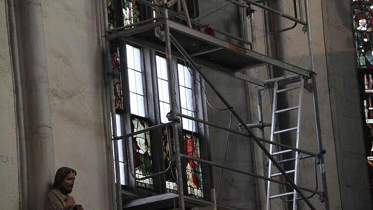 Für die Untersuchung wurden einige Fenster aus der Kirche ausgebaut.