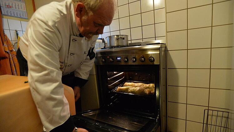 Dann in den Ofen für 35 Minuten (160 Grad), danach auf 180 Grad für 10 Min. erhöhen. Foto: Ronald Rinklef