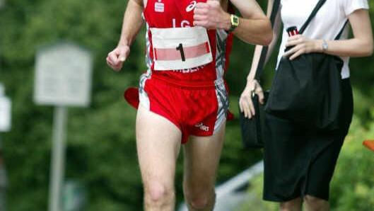 Der Sieger des Altenburglaufs 2004 erreicht das Ziel: Roland Wild  Foto: sportpress