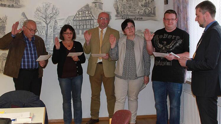 Hermann Martin, Ellen Raithel, Markus Oppelt, Rita Böhm und Christoph Göttel legten gemeinsam ihren Eid als neu gewählte Gemeinderäte ab.
