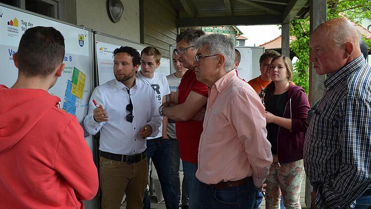 Bürgermeister Martin Finzel sammelt mit den Bürgern die Ideen zur Zukunft des Freizeitzentrums. Fotos: Gabi Bertram