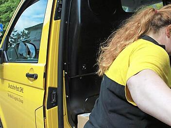 Melanie Erhardt ist eine der acht Briefzusteller in Bad Staffelstein - keiner von ihnen streikt.  Foto: Anja Greiner