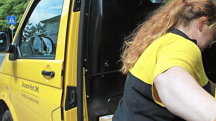 Melanie Erhardt ist eine der acht Briefzusteller in Bad Staffelstein - keiner von ihnen streikt.  Foto: Anja Greiner