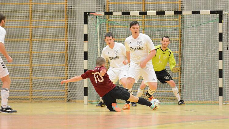 Wildfleckens Uli Weikard prüft Schondras Keeper Niklas Harke. Foto: ssp