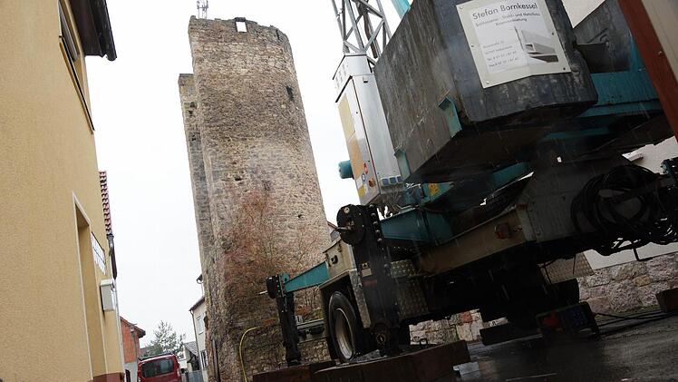 Ein Kran hievt alle Elemente von oben in den Turm. Foto: Arkadius Guzy
