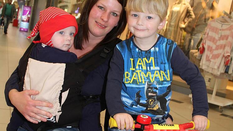 Nicole Schönitz (32) kam mit Tochter Lina und Sohn Lennie - beides eingefleischte Schlagerfans. Foto: Sonja Adam