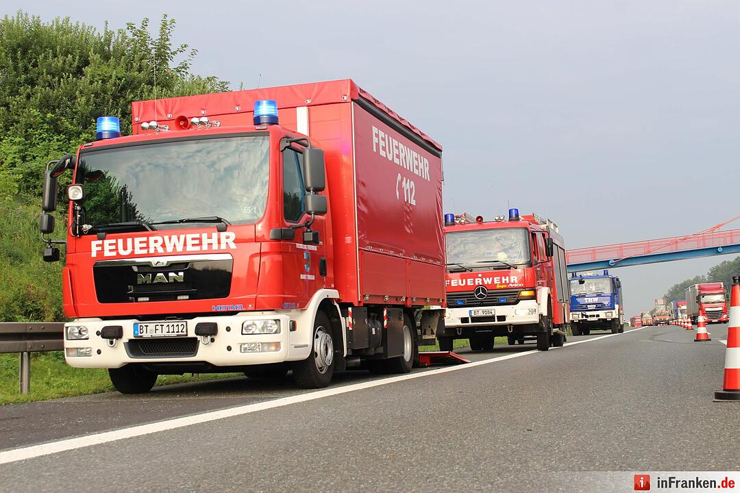 Drei Fahrspuren nach folgenschwerem Auffahrer blockiert - Geladene Autos liegen auf der Autobahn