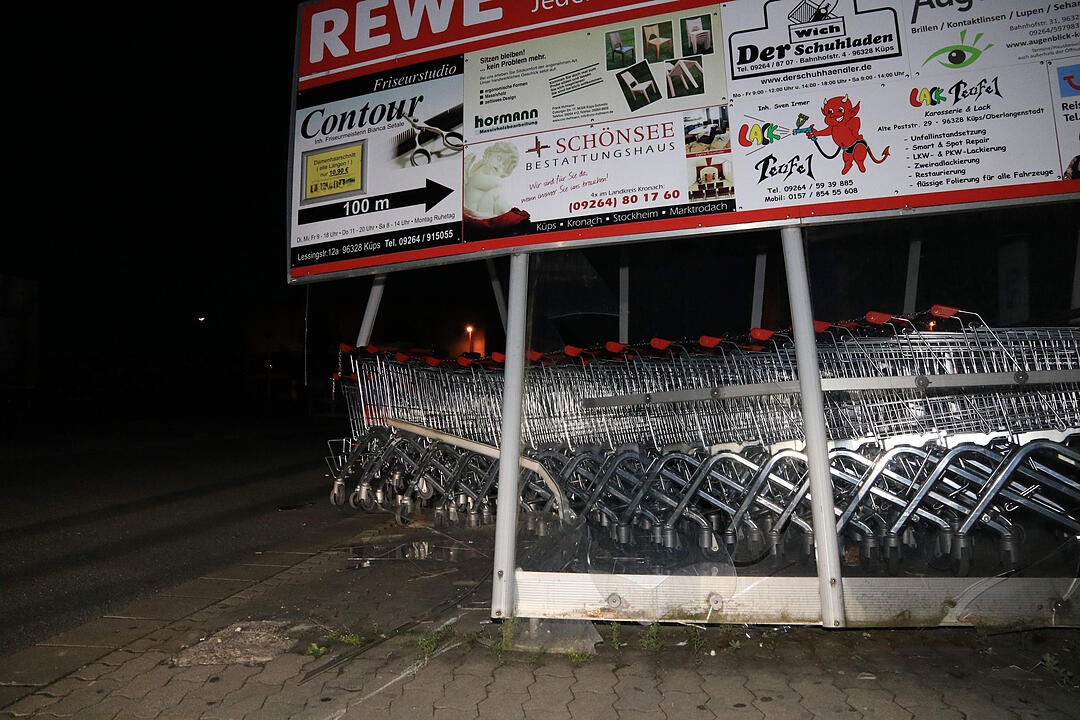 15-Jähriger rammt betrunken Einkaufswagenstand