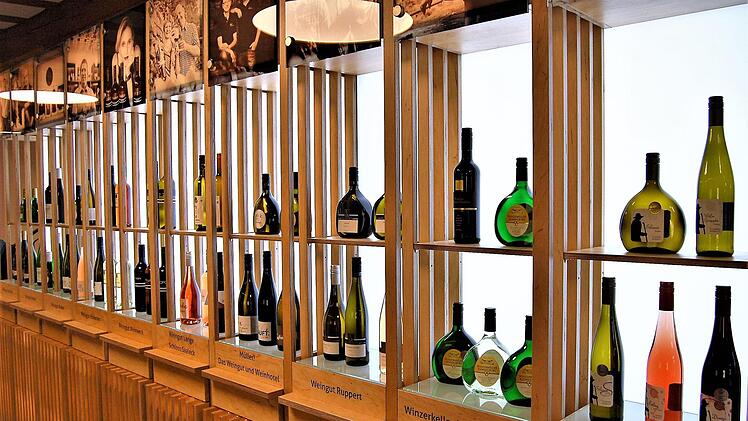 Die zehn beteiligten Winzer präsentieren sich in einer Galerie.  Sigismund von Dobschütz