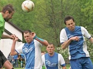 Spfr. Unterpreppach - SG Eyrichshof/Ebern II (2:0). Turbulent ging es öfter im SG-Strafraum zu. Hier verfehlt der Kopfball des Unterpreppachers Ludewig (l.) nach einer Ecke das Ziel. Foto: Dietz