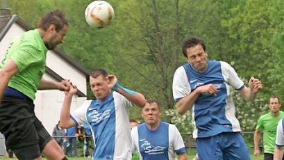 Spfr. Unterpreppach - SG Eyrichshof/Ebern II (2:0). Turbulent ging es öfter im SG-Strafraum zu. Hier verfehlt der Kopfball des Unterpreppachers Ludewig (l.) nach einer Ecke das Ziel. Foto: Dietz