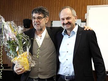 Schulleiter Ulrich Langer (r.) verabschiedete den beliebten Pädagogen Jochen Aßenmacher.    Foto: Richard Sänger