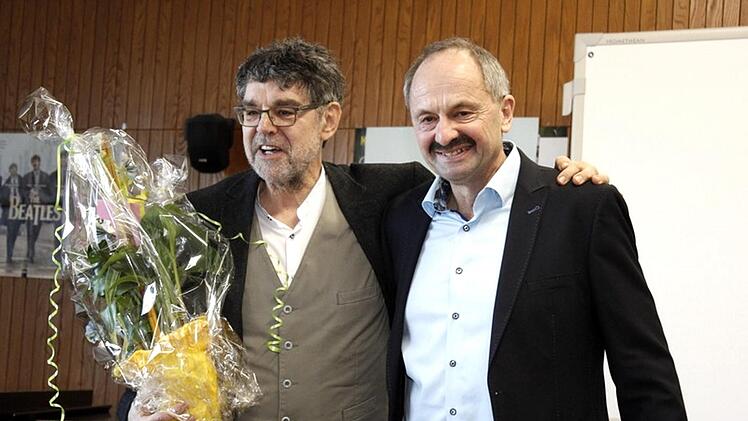 Schulleiter Ulrich Langer (r.) verabschiedete den beliebten Pädagogen Jochen Aßenmacher.    Foto: Richard Sänger