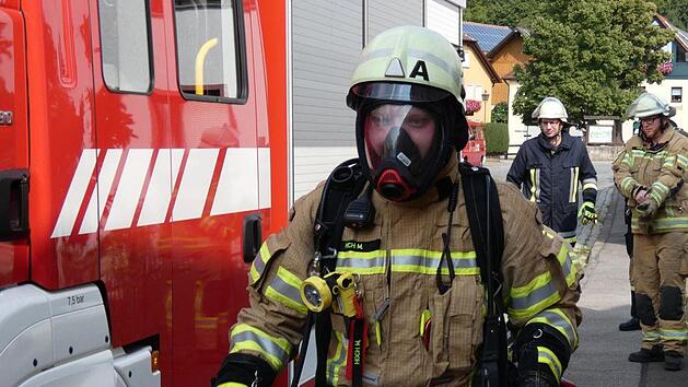 Unter schwerem Atemschutz wurde das "brennende" Haus erkundet und nach den Vermissten gesucht. Foto: Christian Licha