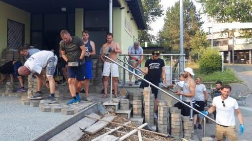 Arbeitseinsatz am Montagabend: Statt einer Trainingseinheit wurde gemeinschaftlich die neue Terrasse gepflastert.FC Wacker