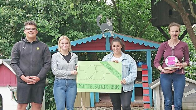 Die Schülersprecher der Mittelschule Bad Brückenau überreichten den symbolischen Scheck im Tierheim.