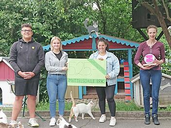 Die Sch&uuml;lersprecher der Mittelschule Bad Br&uuml;ckenau &uuml;berreichten den symbolischen Scheck im Tierheim.