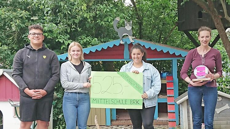 Die Schülersprecher der Mittelschule Bad Brückenau überreichten den symbolischen Scheck im Tierheim.