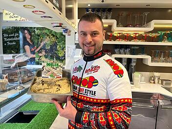 Eiscafé by Rino bietet Eissorte "Hausgrille" an Eiscafé by Rino bietet Eissorte "Hausgrille" an