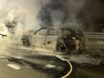 Fahrzeugbrand auf A9: Auto brennt vollständig aus Fahrzeugbrand auf A9: Auto brennt vollständig aus