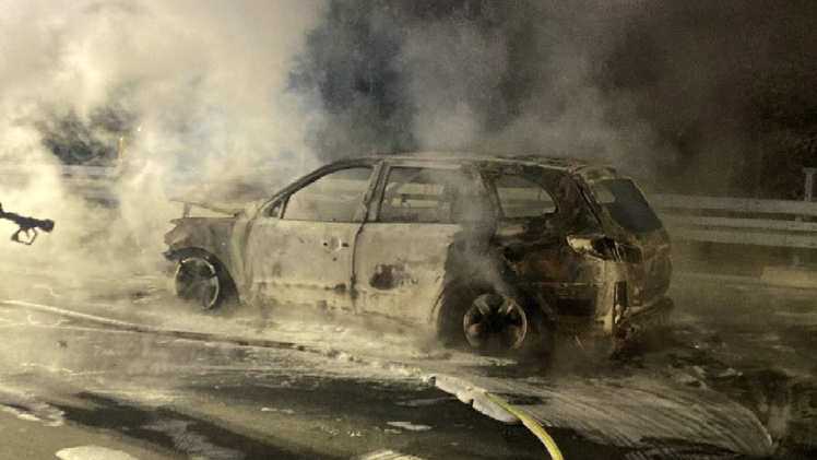 Fahrzeugbrand auf A9: Auto brennt vollst&auml;ndig aus