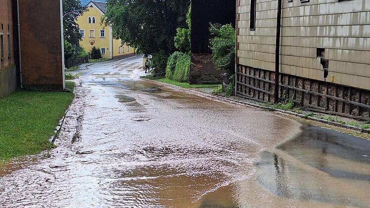 Landkreis Wunsiedel: Feuerwehr berichtet von zahlreichen Einsätzen - "Autos und keine Boote"