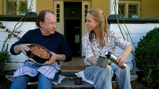 Neuer Fall, neue Mitbewohnerin: Ermittler Jakob Stiller (Ulrich Noethen) wird von Laura Mai (Anneke Kim Sarnau) mit Zimtsternen bezirzt.