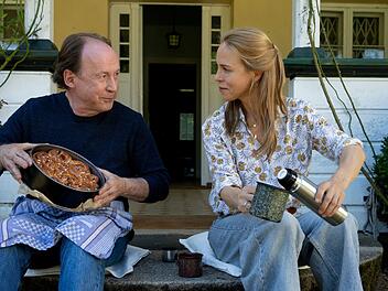 Neuer Fall, neue Mitbewohnerin: Ermittler Jakob Stiller (Ulrich Noethen) wird von Laura Mai (Anneke Kim Sarnau) mit Zimtsternen bezirzt.