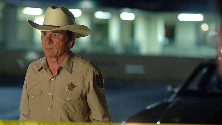 Sheriff Bell (Tommy Lee Jones) sammelt eine Leiche nach der anderen ein.