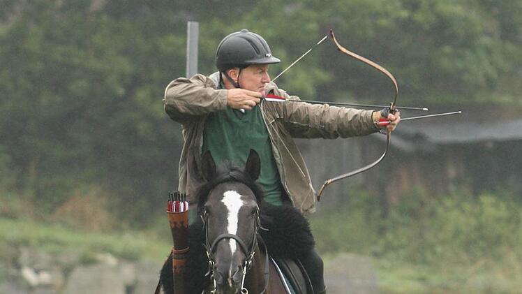 Der Schuss im ersten Teil des Parcours, der ideal im Galopp ist, wenn das Pferd beide Beine vom Boden hat.