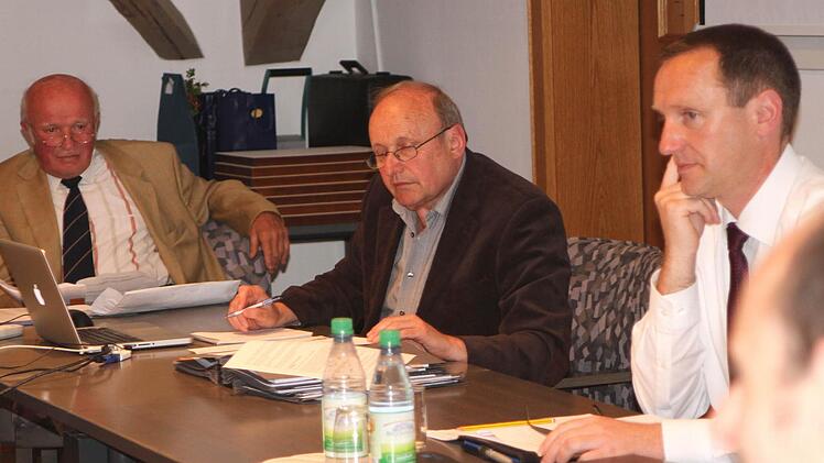 Josef Schwemmlein auch an seinem Ratsplatz mitten im Zentrum des Geschehens und in der Nähe des geschäftsleitenden Beamten Fritz Schmitt und von 1. Bürgermeister Michael Ziegler (von links). Foto: Günther Geiling