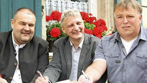 Die Mehl-Allianz ist besiegelt: der stellvertretende Obmann des Bauernverbands, Gerhard Reif, der Vorsitzende der Bäckerinnung Kulmbach, Ralf Groß, und Müller Dirk Partheimüller(von links).