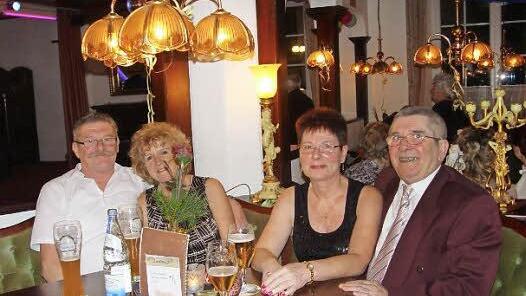 Erwin und Betty Walther und Petra und Georg Zilch haben sich im Lindenhof kennengelernt und feierten nun zusammen.