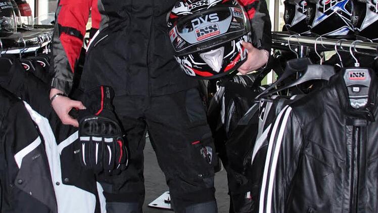 Textilien haben mittlerweile den Lederkombi verdrängt. Ihr Vorteil: Sie sind wind- und wasserdicht sowie atmungsaktiv. Foto: Jürgen Gärtner
