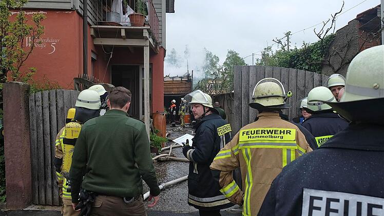 Ein Großangebot an Feuerwehren hat das Übergreifen der Flammen aufs Wohnhaus verhindert. Foto: Gerd Schaar