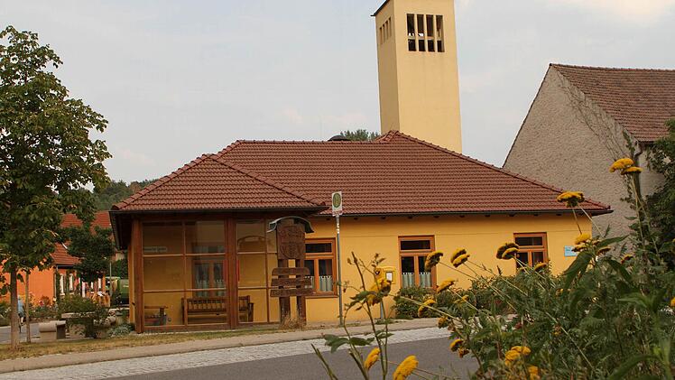 Der Stolz der Schönbrunner ist das Gemeinschaftshaus, in dem auch die Feuerwehr ihr Zuhause hat.. Foto: Günther Geiling