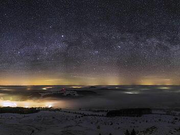 Ein Blick von der Abtsrodakuppe in Richtung Fulda: Es strahlt von oben und unten.  Foto: Sören Seidel/Sternenpark Rhön