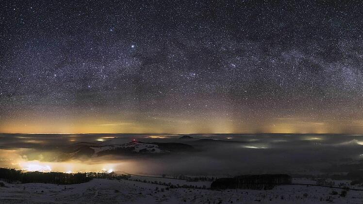 Ein Blick von der Abtsrodakuppe in Richtung Fulda: Es strahlt von oben und unten.  Foto: Sören Seidel/Sternenpark Rhön