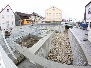 Die Platzaufweitung vor dem Hofmann-Stift (Bildmitte) und dem Friseur-Salon Boese geht nun in die Endphase. Foto: Matthias Einwag