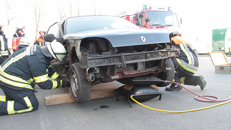 Dann wird mit Balken und Keilen das Auto abgesichert. Foto: Jürgen Gärtner