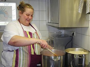 Die Köchin Natascha Christmann rührt Reis.  Foto: Heike Schülein